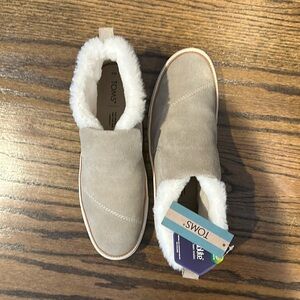 New never worn Toms Paxton size 9 shoes

Cobblestone color with faux fur